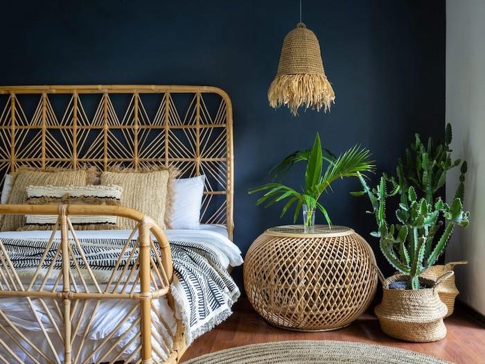 modernus interjero dizainas miegamasis su rotango austais baldais, karališkai mėlyna siena ir žali augalai