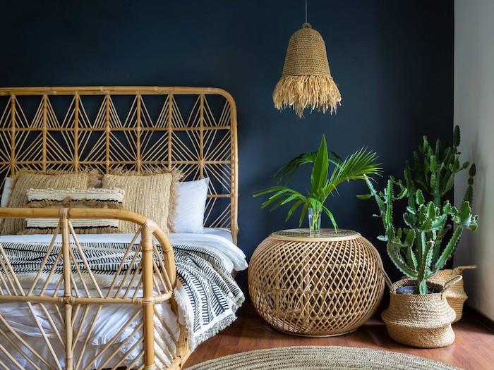 modern iç tasarım, rattan dokuma mobilyalı bir yatak odası, koyu mavi duvar ve yeşil bitkiler