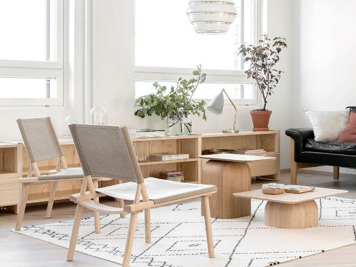 sandalye masaları ve ahşap taban dolabı ile minimalist iç japandi deco siyah deri kanepe bitkiler süspansiyon beyaz İskandinav halısı