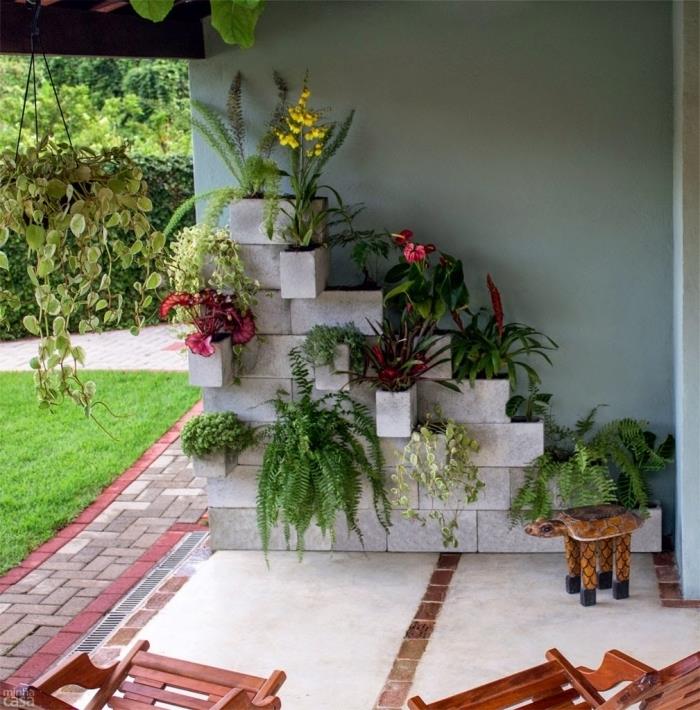 izvirna vrtna dekoracija, ki jo naredite sami, navpični vrt iz betonskih blokov z različnimi rastlinami