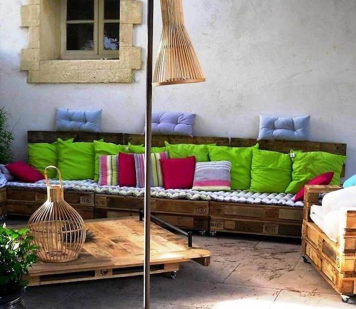 paletlerde uzun kanepeli bahçe dekorasyonu ve palet tekerlekli masa, akdeniz tarzı dekor, eski ev