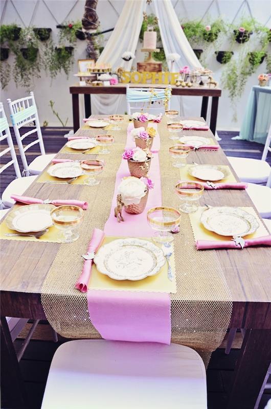 superpozicija zlatega prtička in roza namiznega tekača za sladkarije za elegantno in poetično okrasje mize za rojstni dan