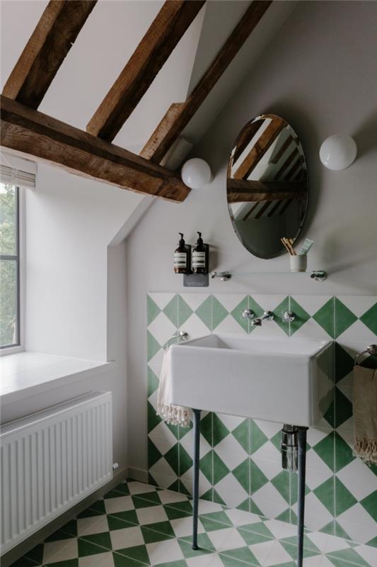kaimo namo dekoras baltos lubos tamsios medienos sijos baltos ir žalios plytelės ovalus veidrodis