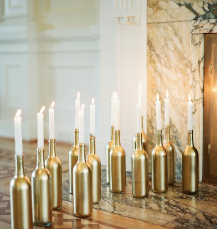 ideja poročne dekoracije z zlatimi vinskimi steklenicami in belimi svečami, kaminom, preprosto in izvirno dekoracijo za DIY