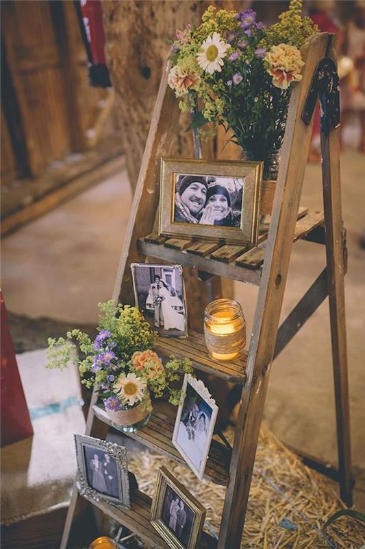 ideja o dekorju amriage, ki ga naredite sami, črno -bele fotografije družine, svečniki, vaze v steklenih kozarcih, šopki podeželskega cvetja, okrasna tehtnica