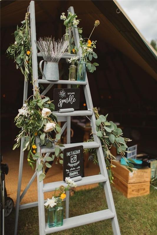 lesene lestve, okrašene s cvetličnimi venci, steklenimi kozarci, preoblikovane v vaze, poročno dekoracijo naredite sami