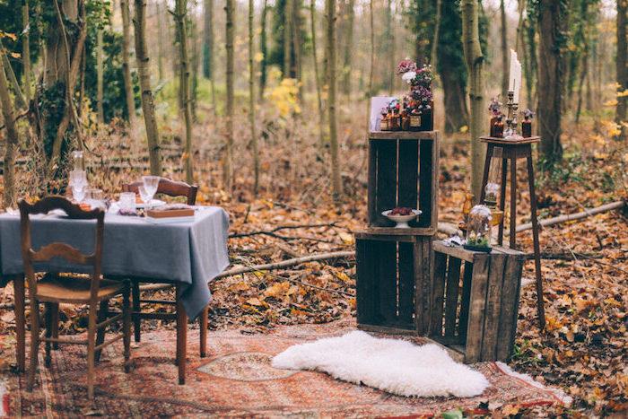 poroka na prostem, jesen, leseni zaboji s cvetličnim okrasjem, lesena miza in stoli, siv prt in orientalska odeja