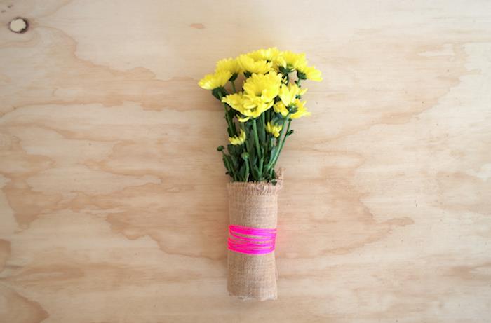 šopek rož v preprosti ovojnici iz jute in rožnate vrvice fuschia, rumeno cvetje, ideje za poročno dekoracijo