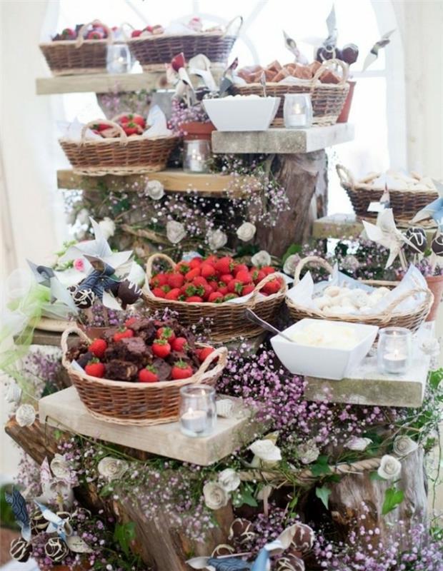piškoti, jagode, majhne torte, shranjene v košarah iz ratana, cvetlični okras, les, različne ravni, poročna sladkarija