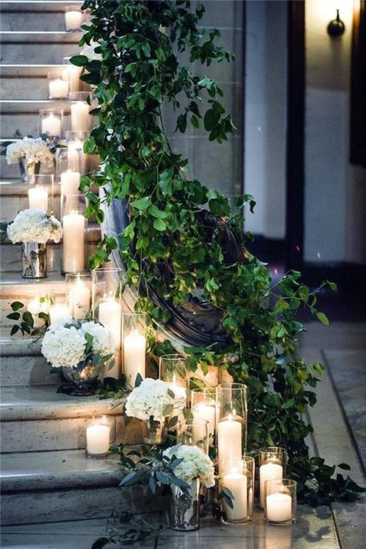 poročno-deko-stopnišče-s-svečami-in-zeleno-plezajoče-rastline-na-ograji