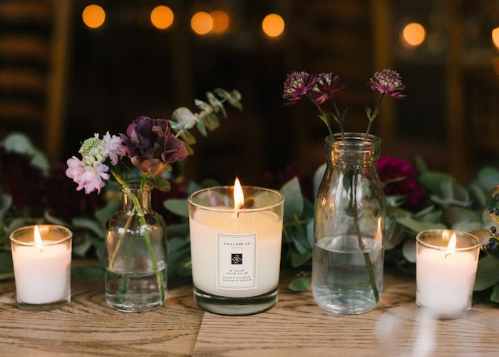steklenica mleka, preoblikovana v cvetlični lonček, cvetlični venček in okras za sveče za romantično vzdušje, poročno idejo