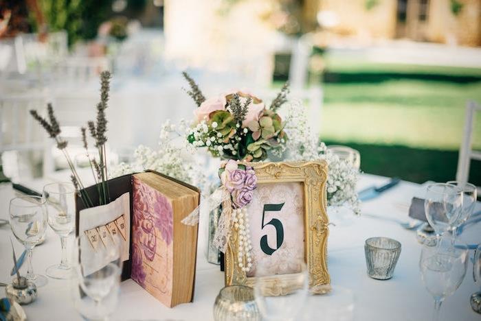 vintage podeželski poročni dekor, miza okrašena s starinskim okvirjem, rože, biserna ogrlica, vintage knjiga, sivka