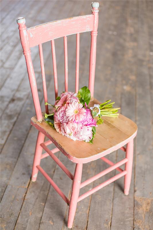 starinski kmečki poročni dekor, patiniran roza stol s šopkom poročnih rož
