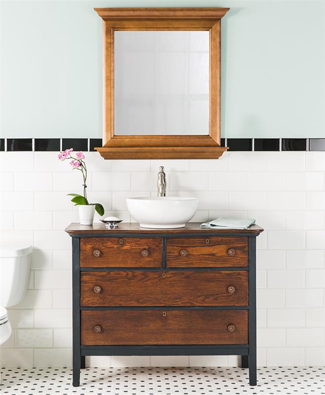 starinsko leseno kopalniško omaro z bronastimi dodatki, preoblikovano v izvirno toaletno enoto za staromodno elegantno vzdušje
