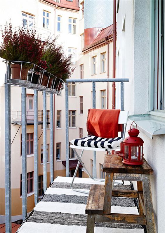 senoviniai baldai mažam balkonui miesto centre, gėlių vazonų turėklai