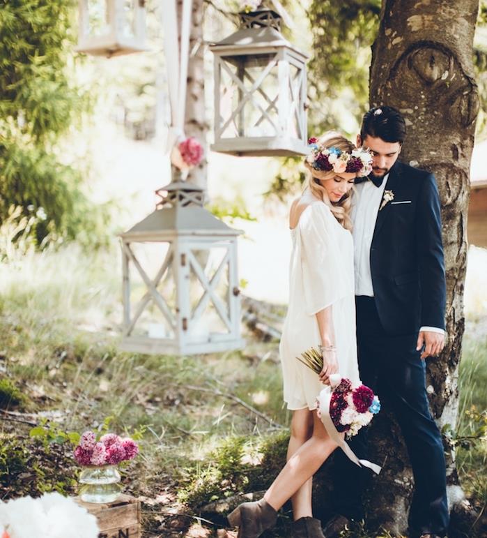 sanjski deželni poročni dekor, vintage bele luči, okrašene s cvetjem, leseni zaboji, preprosta bela podeželska obleka, venec iz svežega cvetja