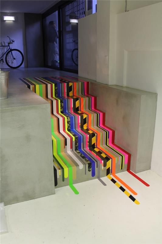 pilkos spalvos laiptai, kuriuos įkvepia ryškių spalvų ir grafinių raštų laiptų lipdukai