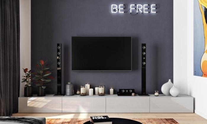 tv arkası duvar dekoru koyu duvar boya etkisi modern iç tasarım uzun antrasit kadife perdeler