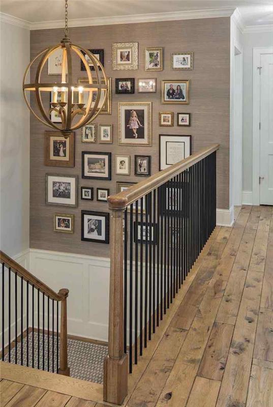 stensko stopnišče stena pobarvana v bež in beli kovinski lestenec kovinska ograja in lesena lesena tla