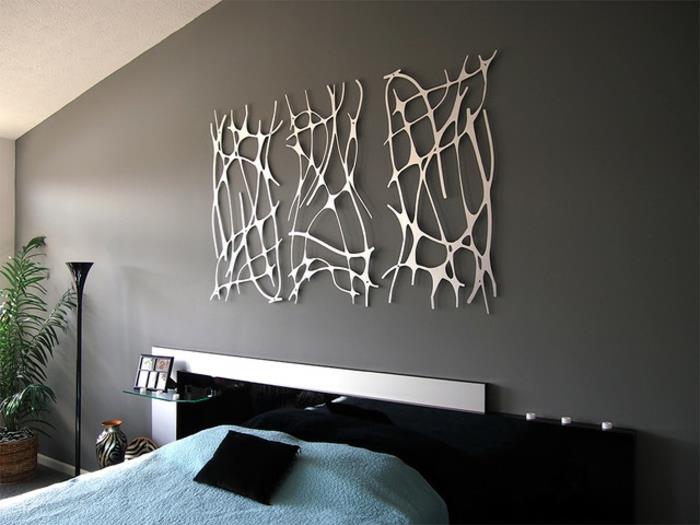 duvar dekorasyonu, tasarım duvar dekorasyonu, üç gümüş renkli metal uygulamalı taupe gri boyalı duvar, grafik çizgili soyut desenler