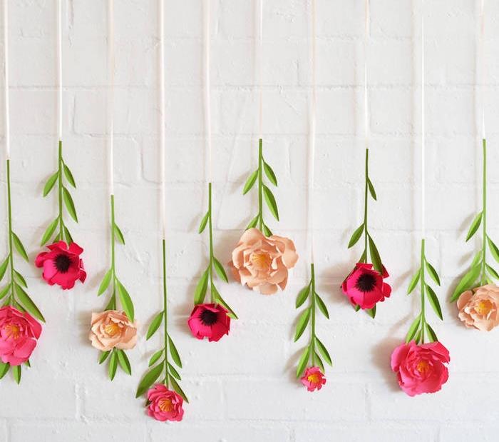 asılı çiçeklerin duvar dekorasyonu örneği, krem ​​ve fuşya kağıdında diy çiçek, beyaz tuğla duvar