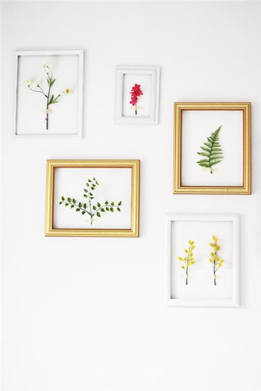 trendovska stenska dekoracija za spomladanske okvirje dnevne sobe v beli in zlati barvi s cvetnimi vejami v beli steni