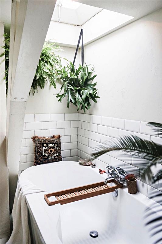 bela kopalna ploščica za kopalnico s ploščicami, naravna in zen kopalnica pod streho, okrašena z visečimi rastlinami