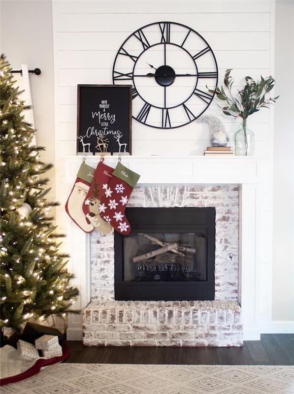 Çorap ve yukarıda asılı büyük bir saat ile Çehmine Noel dekoru