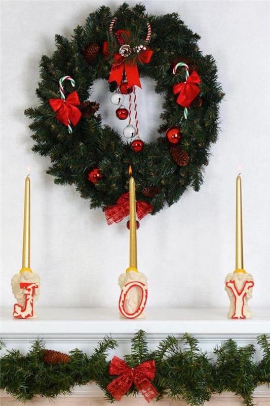 Bouffies ve sahte yeşillik ve kırmızı kurdeleler bir taç ile Noel şömine dekorasyonu