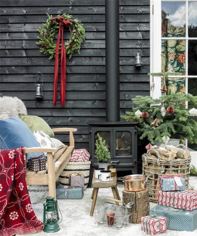 pigios kalėdinės dekoracijos papuoš jūsų erdvę priešais namą žaliu vainiku ant sienos, dekoratyvinėmis dovanomis ir židiniu
