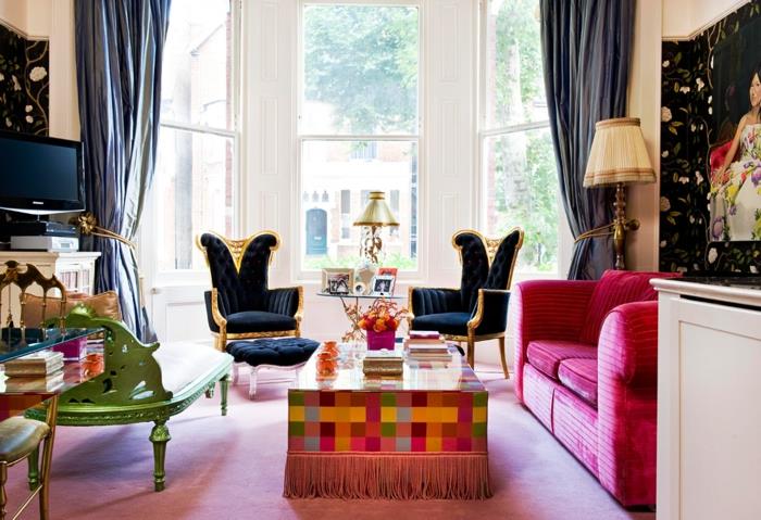 svetla dnevna soba z orientalskim dekorjem, vijolični kavč, težke zavese, veličasten zeleni stol in roza tais