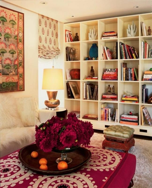 krem raf, etnik desenli mor masa, güzel renklerde duvar asılı, oryantal dekor