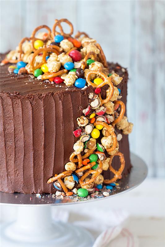 Gražus šokoladinis genoise tortas originalus šokoladinis pyragas gimtadienio tortas su šokoladu ir mnms