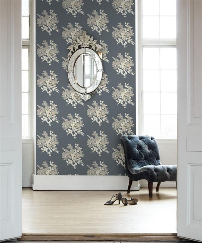 güzel bir dekoratif efekt için bir duvara yerleştirilmiş gri bir arka plan üzerinde metalik çiçek desenli çağdaş tasarım duvar kağıdı