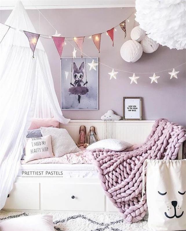 dekor za spalnico, siva stena, dekor z zastavami, belo vzglavje, velik pleteni kariran