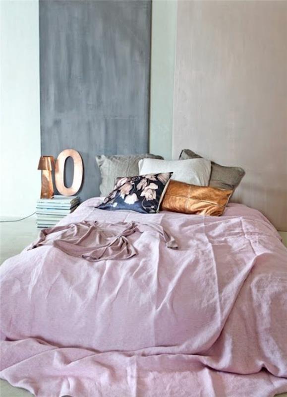 dekor za slikanje spalnice, roza postelja, okrasne blazine, cvetlične blazine, rjava blazina, sive in bele blazine