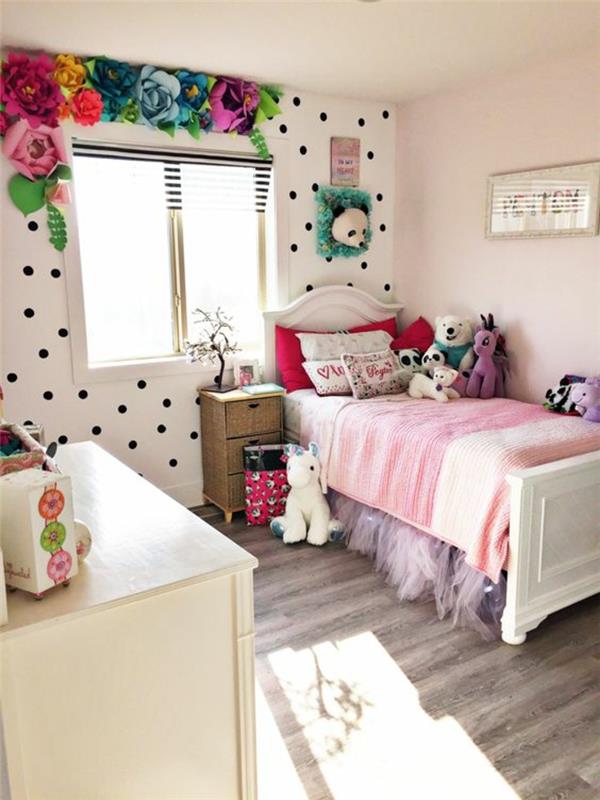 moderna spalnica, spalnica najstnice, dekor spalnice najstnice v nežnih pastelnih barvah, bela stena s črnimi pikami, z velikimi rdečimi in rožnatimi potoniki v kotu