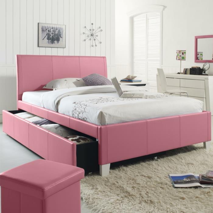 barva za spalnico za dekleta, dekor za najstnico, roza sintetična kuhinjska postelja, stene, prekrite z belo pobarvanim pvc lesom, preproga iz umetnega krzna iz slonovine, roza ogledalo v okvirju, rožnati stolček za shranjevanje