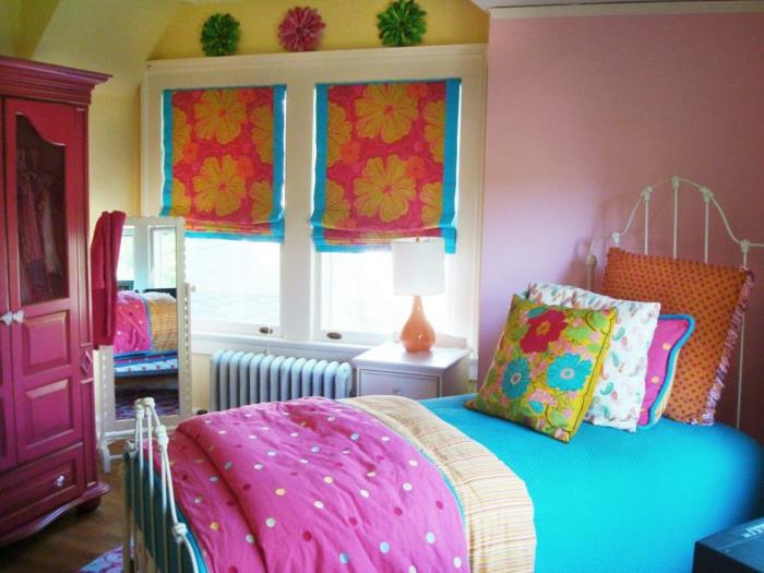 barva spalnice za dekleta, dekor spalnice najstnice, vintage bela kovinska postelja, velika omara iz fuksije, cvetlični vzorci na šotorih, blazinah in stenah