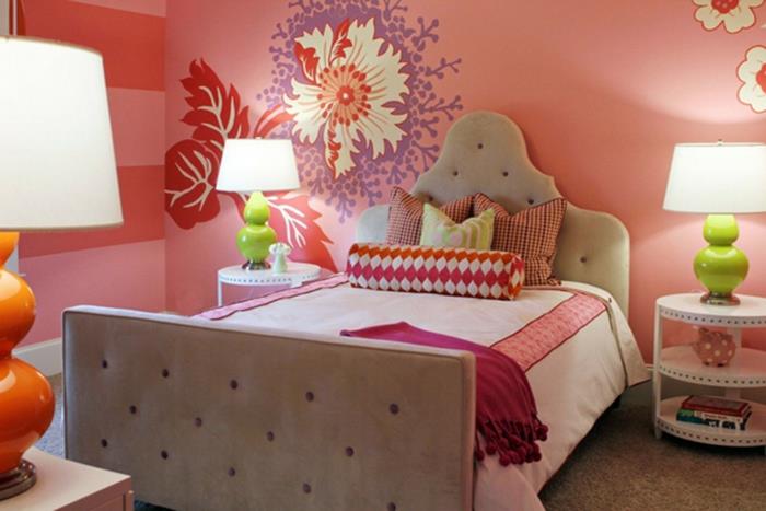stene v lososu, rdeče in bele barve za sproščujoč dekor najstnice, dve oblikovalski luči z oranžno podlago in jabolčno zeleno podlago z belimi senčniki, postelja s prešitimi konci, bela okrogla miza na treh ravneh