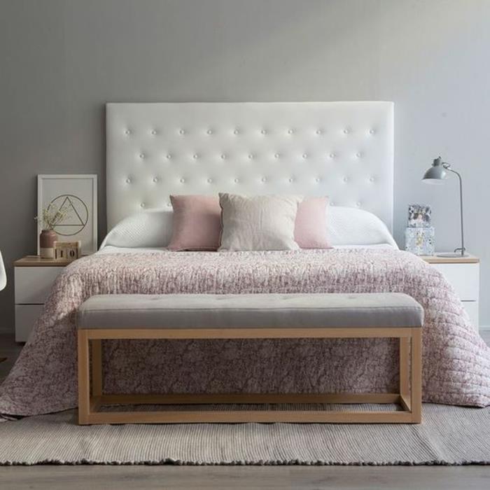spalnica barve deco, raztegljiv kavč iz lesa in blaga, oblazinjeno vzglavje v svetlo sivi barvi