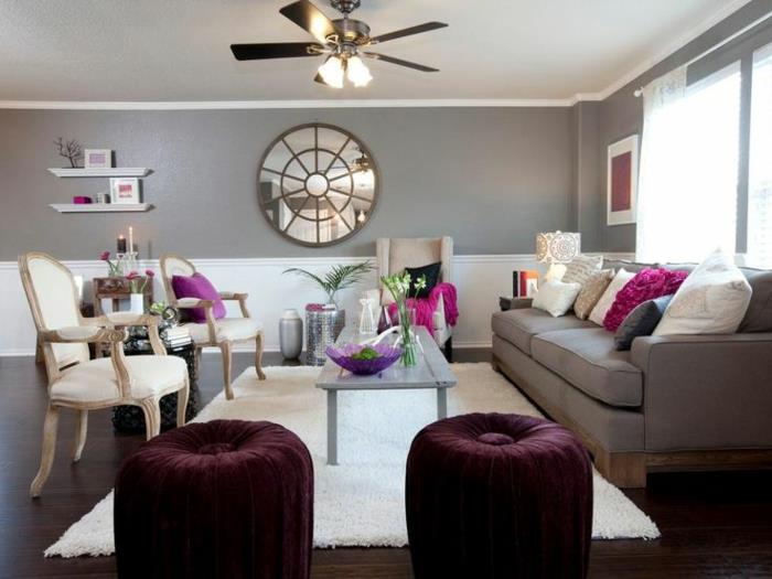 svetainės dekoravimas deko, pilka sienų tapyba, mažos baltos lentynos, dvi barokinės kėdės, violetinės išmatos