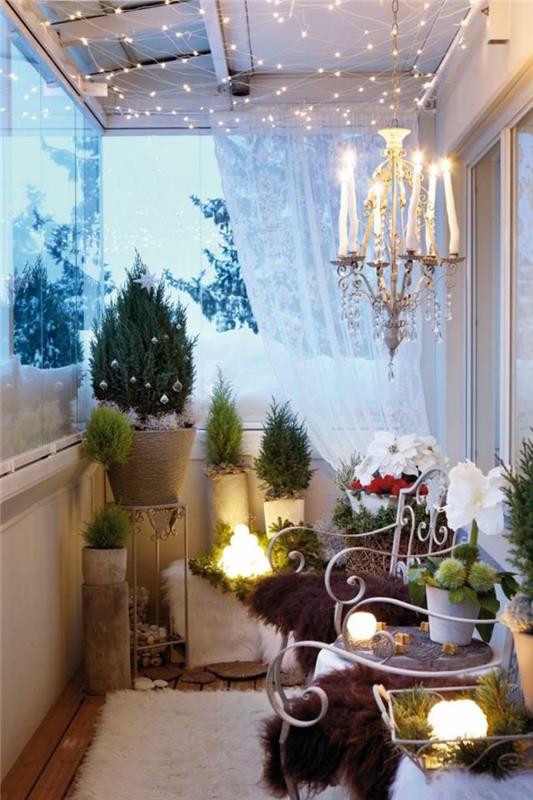 raskite jaukių balkonų dekoro idėjų, žiemos lašinių dekoravimo Kalėdoms, papuoškite mažą verandą girlianda ir augalais