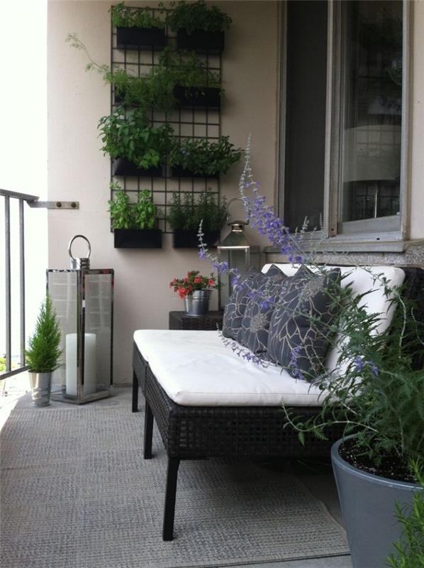 ideja za ustvarjanje navpičnega vrta na majhnem balkonu, črni lonci pritrjeni na kovinsko mrežo