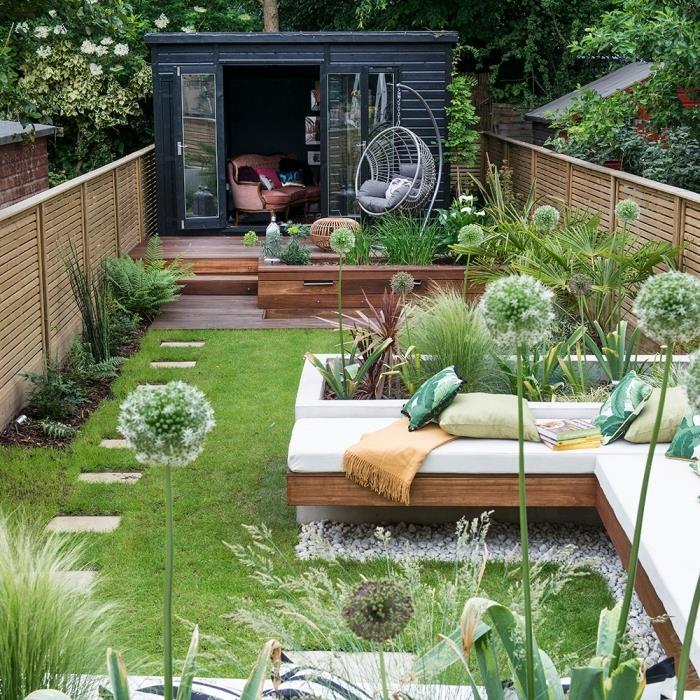 Dekoratyvinis nedidelis sodas su medine terasa lauko svetainė medinis kampinis suoliuko dekoratyvinės pagalvėlės