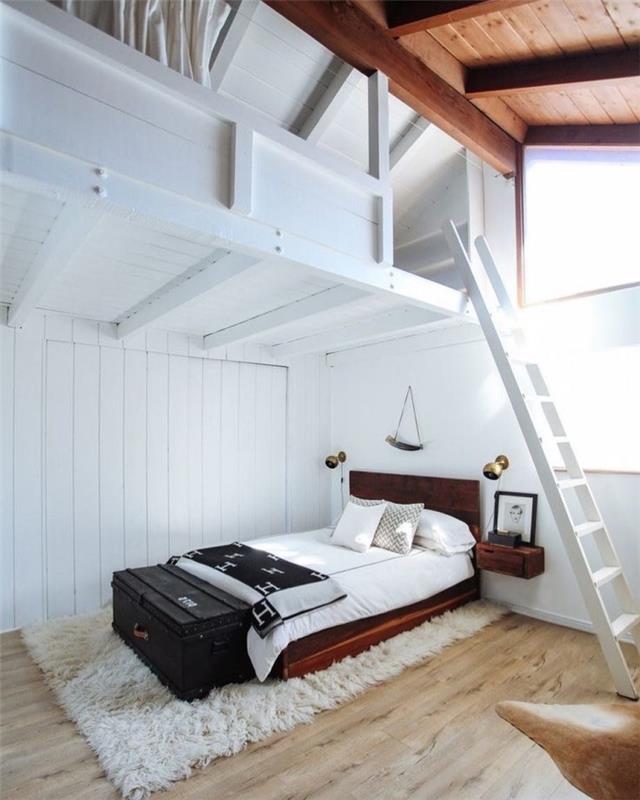 asma kat yatak odasına dönüştürülmüş bir ahır örneği, koyu kahverengi yatak ve altın desenli koza yatak odası dekoru