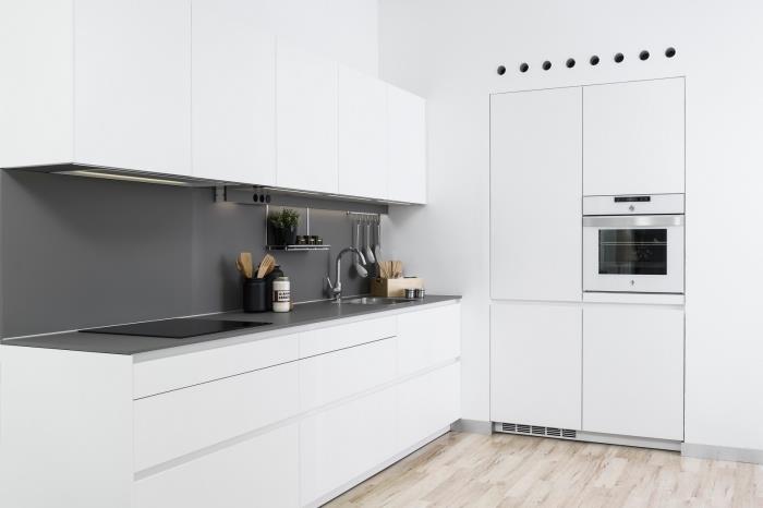 mat beyaz mutfak modeli, l'de küçük bir mutfak nasıl düzenlenir, mat gri efektli modern sıçrama örneği
