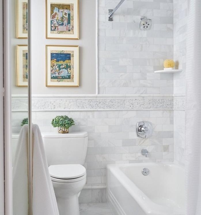 küçük banyo düzeniniz için fikir 2m2, beyaz gömme küvet, gri ve beyaz mermer fayanslar, boya çerçevesi dekoru