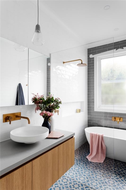 gri tuğla kiremit duvar ve altın desenli beyaz duvarlı banyoda modern iç