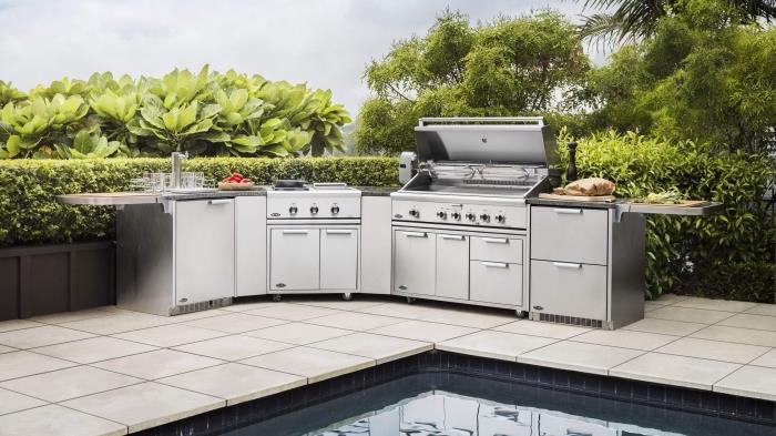 vasaros virtuvės pavyzdys su nerūdijančio plieno moduliais, kepsninės modeliu ir dujų planšete sodui